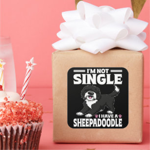 Ik ben niet alleen, ik heb een Sheepadoodle-puppy- Vierkante Sticker