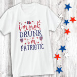 Ik ben niet Drink dat ik op 4 juli Patriotic Red B T-shirt<br><div class="desc">Ik ben niet Drink dat ik patriottisch ben. 🍺 in hoesje vraagt iedereen, niet alleen je shirt shows! 😂 deze grappige patriottische hemden zijn perfect voor je militaire familie reünie of voor de vierde juli van de viering. 🇺 🇸 Zie ons collectie voor de onderlinge afstemming van de militaire gezinshereniging,...</div>