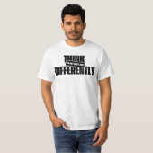 Ik ben niet gek, maar denk anders aan T-Shirt (Voorkant volledig)