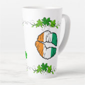 Ik ben niet Iers, maar mijn koffie is - Kast en ku Latte Mok (Rechterhoek)