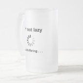 Ik ben niet lui... gewoon bufferen matglas bierpul (Voorkant links)