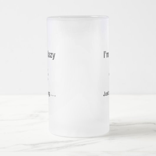 Ik ben niet lui... gewoon bufferen matglas bierpul (Center)