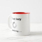 Ik ben niet lui... gewoon bufferen tweekleurige koffiemok (Voorkant links)