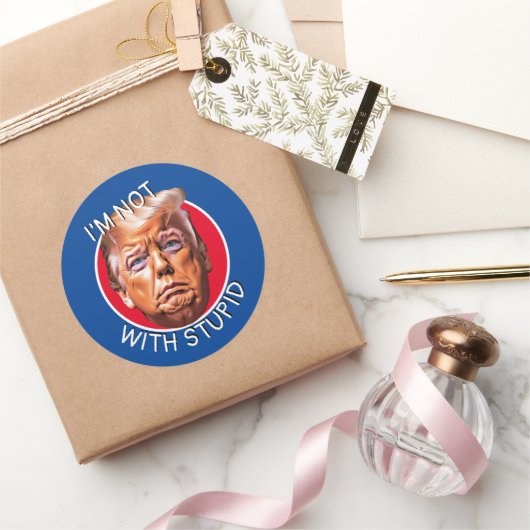 Ik ben niet met een stomme trump ronde sticker (Geschenken)