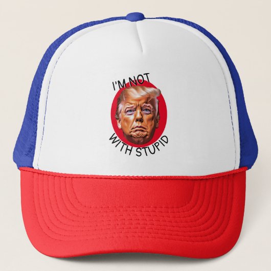 Ik ben niet met een stomme trump trucker pet (Voorkant)