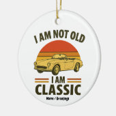 Ik ben niet oud, ik ben een klassiek grappig retro keramisch ornament (Links)