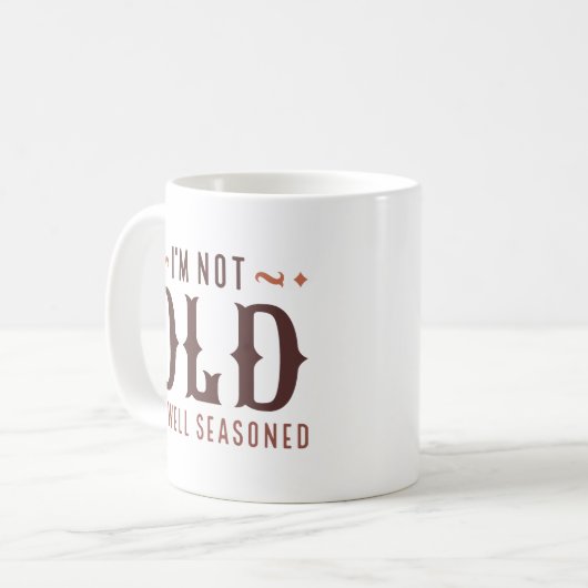 Ik ben niet oud, ik ben goed doordacht koffiemok (Voorkant links)