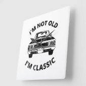 Ik ben niet oud, ik ben klassieke vierkante klok (Hoek)