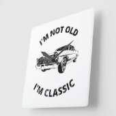 Ik ben niet oud, ik ben klassieke vierkante klok (Hoek)