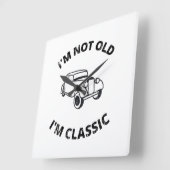 Ik ben niet oud, ik ben klassieke vierkante klok (Hoek)