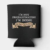 Ik ben niet uitstellen - ik doe side quests blikjeskoeler (Achterkant)