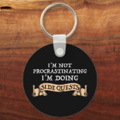 Ik ben niet uitstellen - ik doe side quests sleutelhanger (Achterkant)