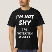 IK BEN NIET VERLEGEN, IK BESCHERM MEZELF T-SHIRT (Voorkant)