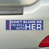 Ik ben nog steeds bij haar. bumpersticker (Op auto)