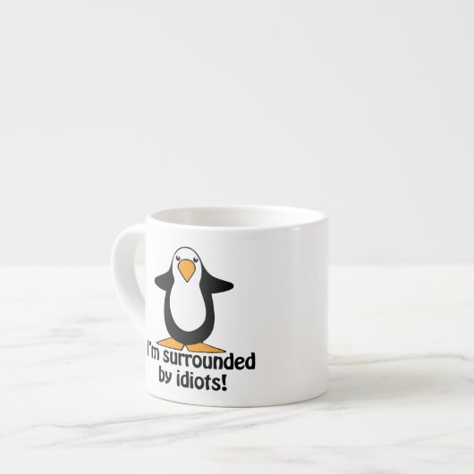 Ik ben omringd door idioten. Funny Penguin Espresso Kop (Links)