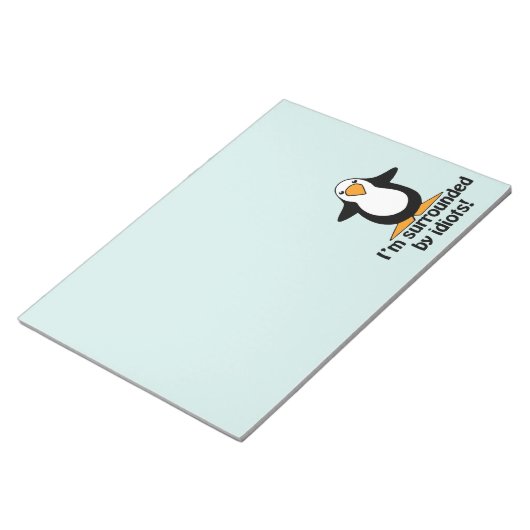 Ik ben omringd door idioten. Funny Penguin Notitieblok (Schuin)