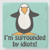 Ik ben omringd door idioten. Funny Penguin Stenen Onderzetter (Voorkant)
