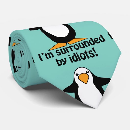 Ik ben omringd door idioten. Funny Penguin Stropdas (Opgerold)
