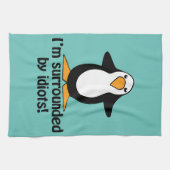 Ik ben omringd door idioten. Funny Penguin Theedoek (Horizontaal)