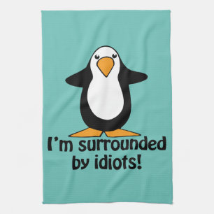 Ik ben omringd door idioten. Funny Penguin Theedoek