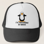 Ik ben omringd door idioten. Funny Penguin Trucker Pet (Voorkant)