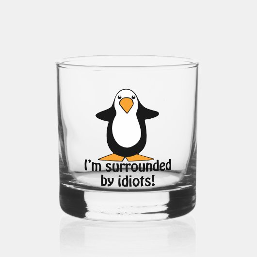 Ik ben omringd door idioten grappige pinguïn whisky glas (Voorkant)