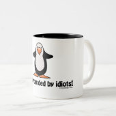 Ik ben omringd door idioten. tweekleurige koffiemok (Voorkant rechts)