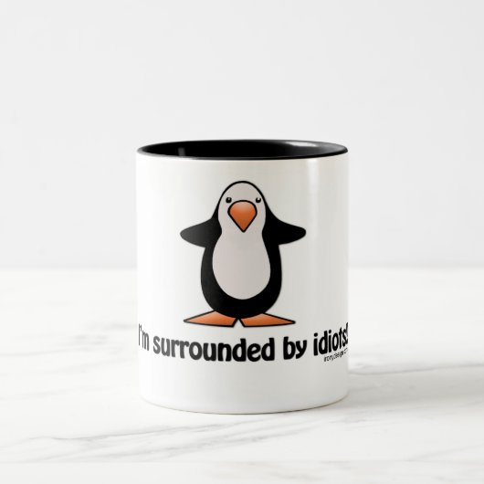 Ik ben omringd door idioten. tweekleurige koffiemok (Center)