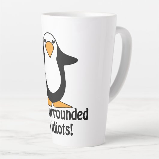 Ik ben omringd door Idiots Funny Penguin Cartoon Latte Mok (Rechterhoek)