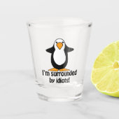Ik ben omringd door Idiots Funny Penguin Shot Glas (Voorkant)