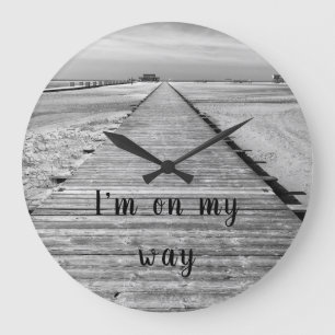 Ik ben op weg naar het strand, zwart-witte foto grote klok