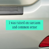 Ik ben opgevoed over sarcasme en gezond verstand bumpersticker (Op auto)