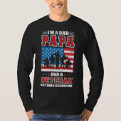 Ik ben papa Papa en een Veteraan... niets maakt me T-shirt (Voorkant)