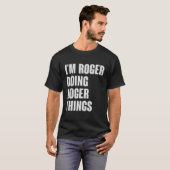 Ik ben Roger Doing Roger Things - Grappig cadeau v T-shirt (Voorkant volledig)