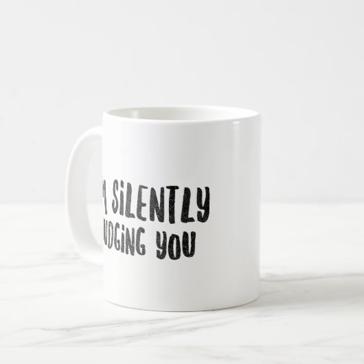 Ik ben stilletjes aan het oordelen naar jou - Sarc Koffiemok (Voorkant links)