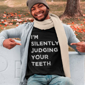 Ik ben stilletjes aan het oordelen over je Teth Fu T-shirt