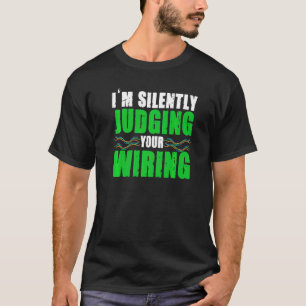 Ik ben stilletjes aan het oordelen van je bedradin t-shirt