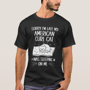 Ik ben te laat. Mijn Amerikaanse krulkat lag op me T-shirt