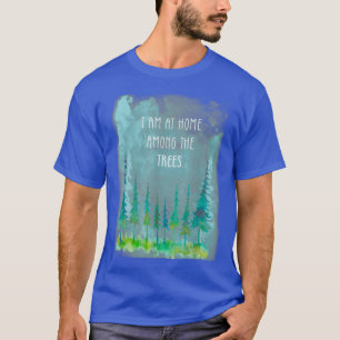 Ik ben thuis onder bomen die een kampering maken. t-shirt