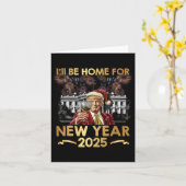 Ik ben thuis voor het nieuwe jaar 2025 Funny Trump Kaart (Gele Bloem)