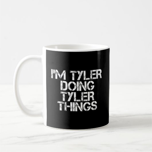 Ik ben Tyler Doing Tyler Dingen Grappig Kerstcadea Koffiemok (Links)