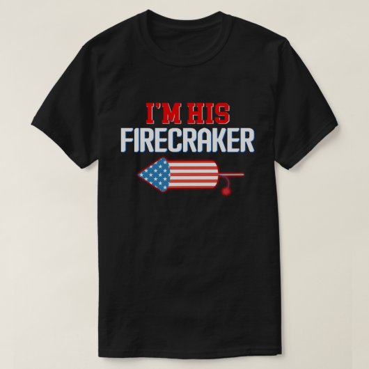 Ik ben zijn Firecracker Matching Couple 4 juli t-s T-shirt (Design voorkant)