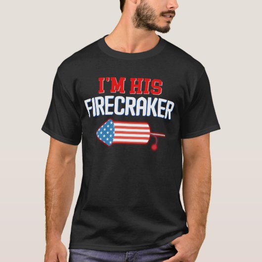 Ik ben zijn Firecracker Matching Couple 4 juli t-s T-shirt (Voorkant)