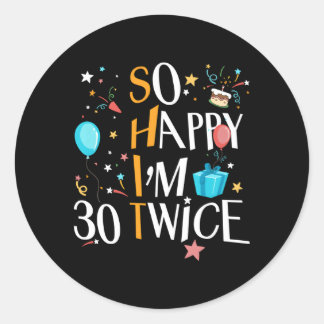 Ik ben zo blij dat ik 30 ben, twee keer zestigste  ronde sticker
