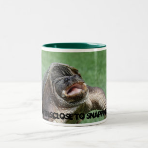 Ik ben zo dicht bij het snappen. tweekleurige koffiemok