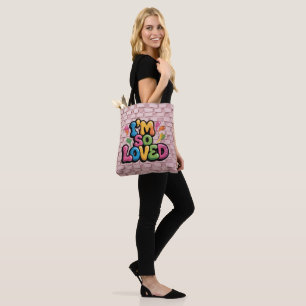 Ik ben zo geliefd Graffiti-tag in lichtroze bakste Tote Bag