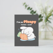Ik ben zo Pleepy: Bunny Hugging Wortel Kussen Briefkaart (Staand voorkant)
