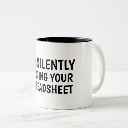 Ik beoordeel je spreadsheet in stilte tweekleurige koffiemok (Voorkant rechts)