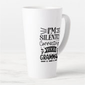 Ik corrigeer je Grammar stilletjes Latte Mok (Rechterhoek)