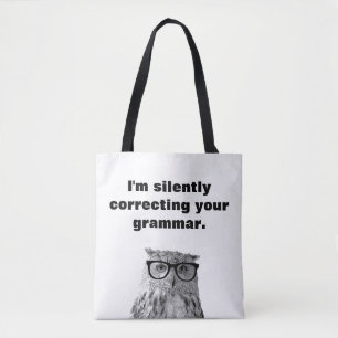 Ik corrigeer je grammatica grappige uilvogel. tote bag
